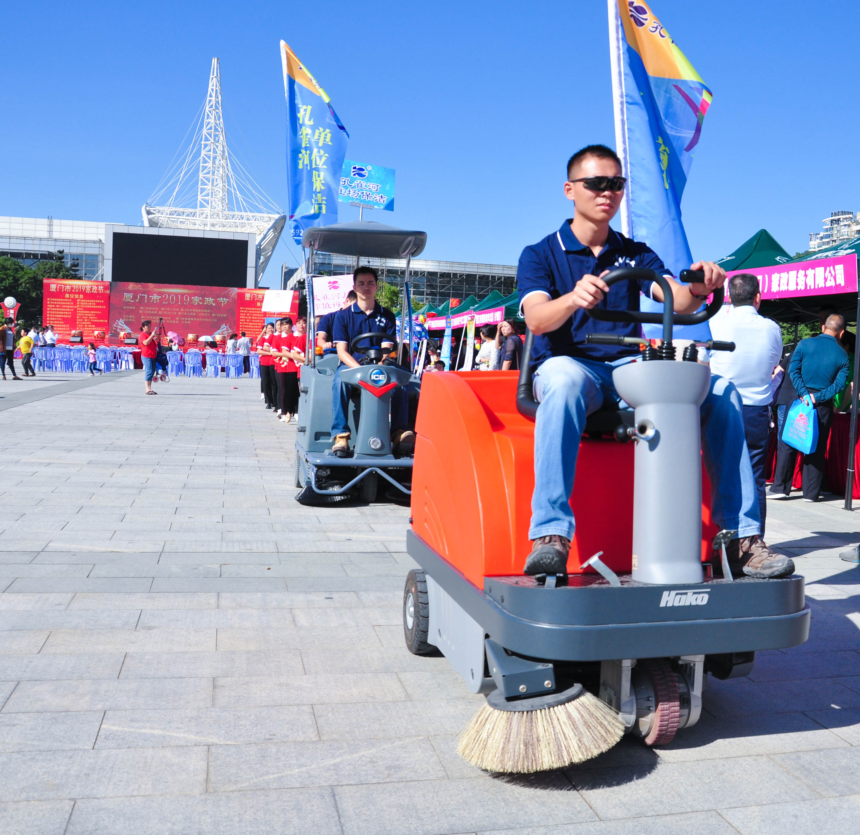 �g��Ц�Z(y��)��һ����ʮ�˰���ˇ�R�ψ�(ch��ng)������ȸ�������B�T(m��n)�е����ü�����(ji��)